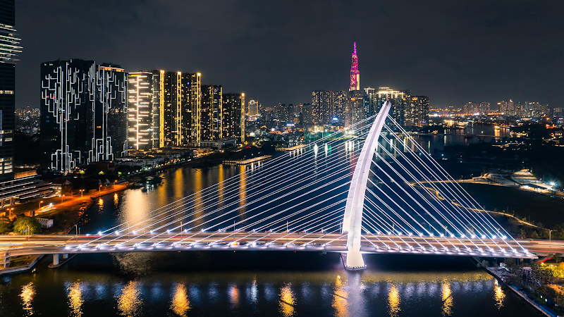 Signify Việt Nam giới thiệu giải pháp chiếu sáng tiên tiến- Ảnh 2. A bridge with lights on it Description automatically generated